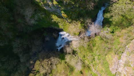 Seimeira-De-Vilagocende-Wasserfall-Im-Freien-Fall-An-Einem-Sonnigen-Tag-In-Vilagocende,-Fonsagrada,-Lugo,-Spanien