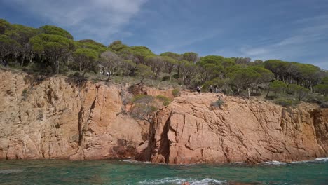 Acantilados-A-Lo-Largo-De-La-Costa-De-Cataluña