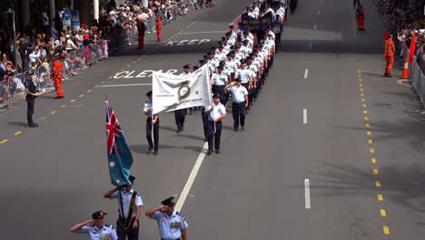 Hombres-Y-Mujeres-Militares-Del-Grupo-De-Apoyo-De-Combate-De-La-Fuerza-Aérea-Real-Australiana-Participando-En-El-Desfile-Del-Día-De-Anzac,-Caminando-Por-Las-Calles-De-La-Ciudad-De-Brisbane.