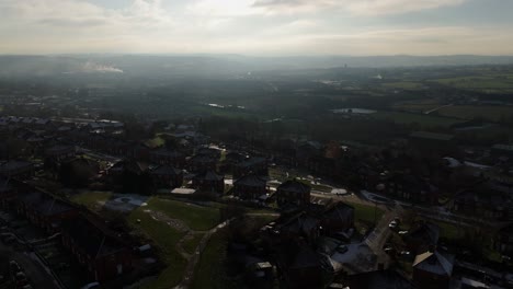 Die-Winteransicht-Aus-Der-Drohnenperspektive-Erfasst-Die-Typische-Britische-Städtische-Wohnsiedlung-Des-Dewsbury-Moore-Council-Estate-Mit-Reihenhäusern-Aus-Rotem-Backstein-Und-Dem-Industriellen-Yorkshire