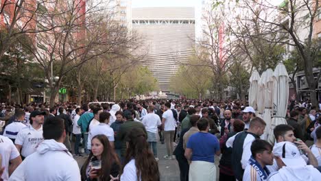 Fußballfans-Sind-Vor-Dem-Santiago-Bernabéu-Stadion-Von-Real-Madrid-Zu-Sehen,-Als-Sie-Das-Champions-League-Fußballspiel-Zwischen-Den-Spanischen-Und-Britischen-Teams-Real-Madrid-Und-Manchester-City-Besuchen