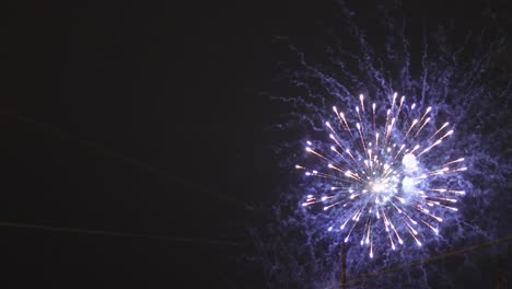 Explosiones-De-Luz-Y-Color-Crean-Una-Escena-Impresionante-Contra-El-Lienzo-Del-Cielo-Nocturno