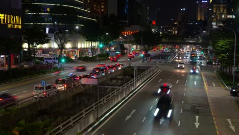 Disparo-Nocturno-A-Intervalos-Que-Captura-Los-Movimientos-De-Tráfico-De-Vehículos-Intensos-En-New-Bridge-Road-Y-La-Calle-EU-Tong-Sen-En-El-Centro-De-Singapur