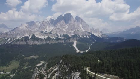 Magnífica-Montaña-Cristallo-Que-Se-Eleva-Sobre-El-Paisaje-Forestal-Italiano-Dolomitas-Cortina