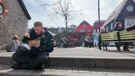 Street-food-festival-and-people-sitting-on-the-city-square-eating,-talking,-walking