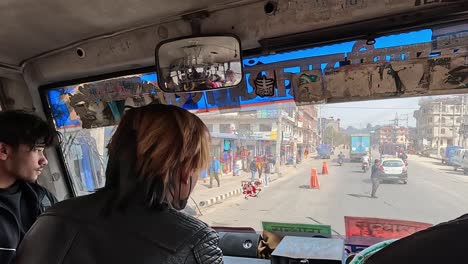 Viajeros-Y-Pasajeros-En-El-Interior-De-Un-Autobús-Lleno-De-Gente-En-Nepal