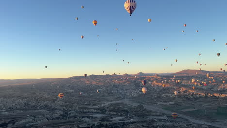 Muchos-Globos-Aerostáticos-Volando-En-El-Aire-Bajo-El-Cielo-Azul.