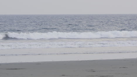 Toma-Estática-De-Olas-Rompiendo-En-La-Orilla-De-Una-Playa-En-La-Isla-De-Canas.