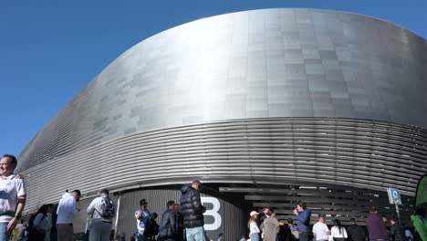 Fußballfans-Sind-Im-Santiago-Bernabéu-Stadion-Zu-Sehen,-Während-Sie-Das-Champions-League-Fußballspiel-Zwischen-Den-Spanischen-Und-Britischen-Fußballteams-Real-Madrid-Und-Manchester-City-Besuchen