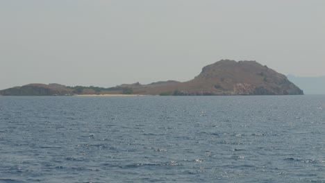 Isla-Remota-Y-Deshabitada-Ubicada-Dentro-Del-Parque-Nacional-De-Komodo,-Indonesia