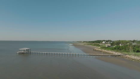 Una-Vista-Aérea-De-Un-Muelle-En-La-Bahía-De-Galveston-Bajo-Un-Soleado-Cielo-Azul-En-La-Playa-De-El-Jardín-En-Pasadena,-Texas.