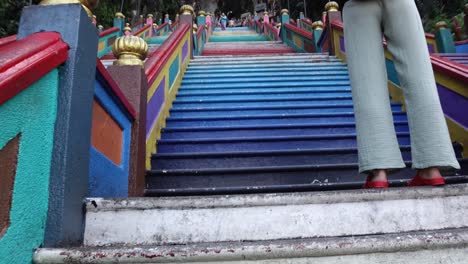 Subiendo-Por-Una-Escalera-Multicolor-En-Las-Cuevas-De-Batu-En-Selangor,-Malasia