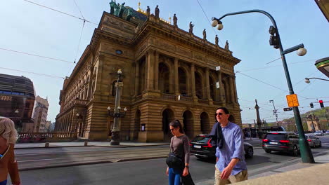 Das-Nationaltheater-Und-Die-Oper,-Prag,-Tschechische-Republik---Straßenansicht