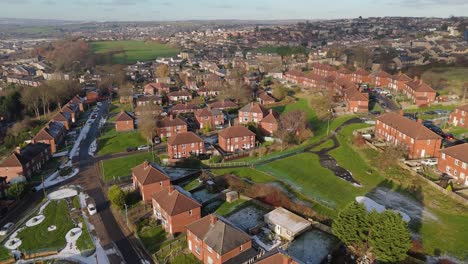 Die-Winteransicht-Aus-Der-Drohnenperspektive-Erfasst-Die-Typische-Britische-Städtische-Wohnsiedlung-Des-Dewsbury-Moore-Council-Estate-Mit-Reihenhäusern-Aus-Rotem-Backstein-Und-Dem-Industriellen-Yorkshire