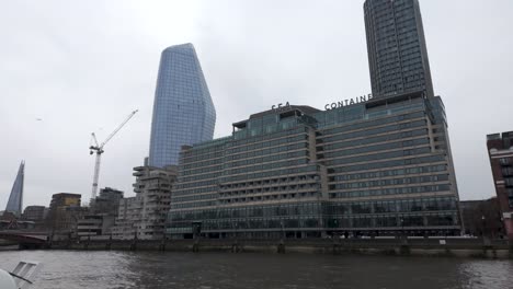 Navegando-Por-La-Casa-De-Contenedores-Marítimos-En-La-Orilla-Sur-De-Londres-Con-Un-Edificio-De-La-Torre-Blackfriars-En-Segundo-Plano.