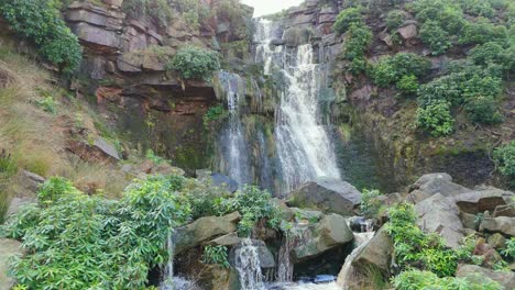 Imágenes-Aéreas-De-Drones-De-Una-Alta-Cascada-Rocosa-En-Los-Valles-De-Yorkshire,-Centavos