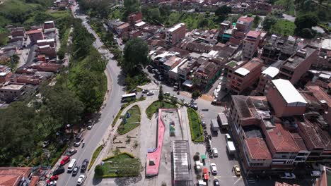 Disparo-De-Drone-De-El-Peñol,-Pequeño-Pueblo-En-La-Región-De-Guatape,-Colombia,-Revelador-Disparo-De-Drone