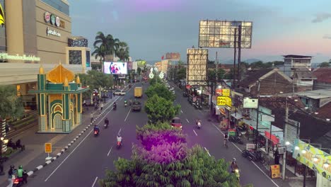 Straßenverkehrsatmosphäre-Im-Zentrum-Der-Stadt-Yogyakarta
