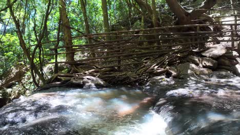 Schwenk-Nach-Links-Zeitlupe-Wasserfall-Bach-Im-Wald