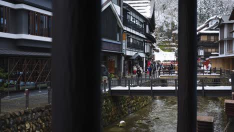 Slow-reveal-of-Ginzan-Onsen-in-winter-through-pillars