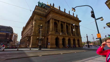 Frau,-Die-Das-Historische-Prager-Nationaltheater-Im-Stadtzentrum-Betrachtet