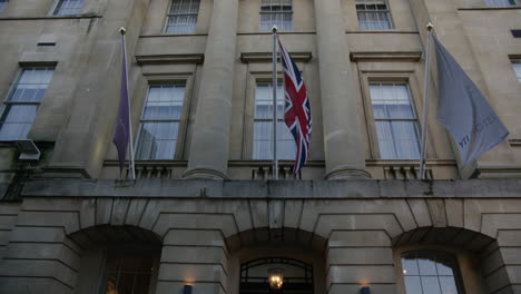 La-Fachada-Del-Spa-Gainsborough-Bath-Con-Banderas-Ondeando-En-Bath,-Inglaterra,-Reino-Unido