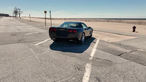 Eine-Schöne-Corvette-Mit-Blick-Auf-Den-Strand-In-Muskegon,-Michigan,-Bei-Pere-Marquette