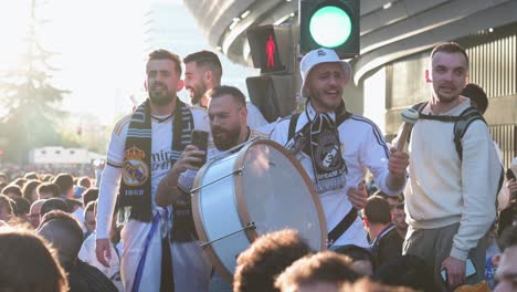 Man-Sieht-Die-Fans-Von-Real-Madrid-Jubeln-Und-Singen,-Während-Sie-Das-Champions-League-Fußballspiel-Gegen-Die-Britische-Fußballmannschaft-Manchester-City-Im-Santiago-Bernabéu-Stadion-Von-Real-Madrid-Besuchen