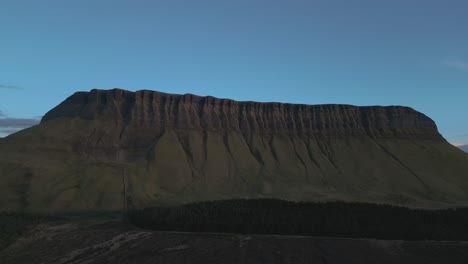 Epische-4K-Drohnenaufnahme-Mit-Filmsequenzen-Am-Benbulbin-Mountain--co