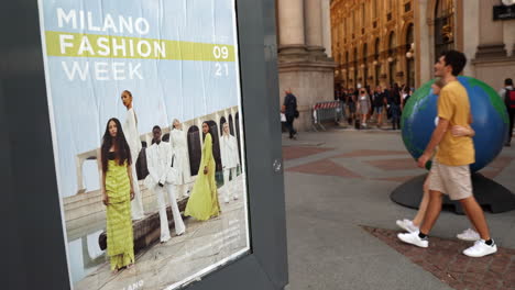 Mailand,-Italien-–-20.-September-2021-–-Plakat-Der-Mailänder-Modewoche,-Während-Die-Leute-Durch-Die-Innenstadt-Laufen