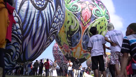 La-Emoción-Del-Festival-De-Globos-Aerostáticos-En-Las-Aldeas-Gemelas,-Wonosobo