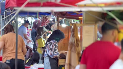 Busy-people-come-to-a-Ramadhan-Bazaar-before-breaking-the-fast