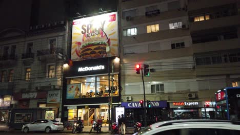 Restaurante-Mc-Donald&#39;s-En-La-Noche-Tráfico-Avenida-Rivadavia-Buenos-Aires-Escena-De-La-Ciudad-Argentina-Cadena-De-Comida-Rápida-Gente-En-La-Ciudad-Nocturna-De-América-Del-Sur