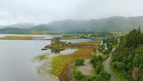 Vista-Aérea-Del-Castillo-De-Eilean-Donan-En-Loch-Duich-En-Las-Tierras-Altas-De-Escocia,-Escocia,-Reino-Unido