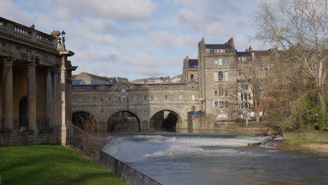 Pulteney-Wehr-Und-Brücke-Im-Fluss-Avon-Von-Parade-Gardens-In-Somerset,-England,-Großbritannien