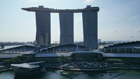 Hotel-Y-Exposición-Marina-Bay-Sands,-Plataforma-Rodante-De-Drones-De-ángulo-Bajo-Hacia-Adelante