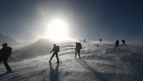 Esquiadores-Esquiando-Montaña-Abajo-Durante-Una-Tormenta-De-Nieve-Primaveral,-Voss,-Noruega