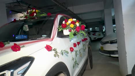 La-Escena-Muestra-Un-Coche-Nupcial-Clásico-Adornado-Con-Flores-Frescas-Para-El-Día-Especial-De-Los-Novios.