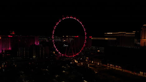 Vista-Aérea-De-La-Noria-De-Grandes-Apostadores-Y-El-Casino-Del-Hotel-Linq-Por-La-Noche,-Las-Vegas,-EE.UU.