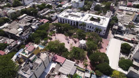 Santa-Marta's-vibrant-Parque-de-los-Novios,-Colombia---aerial-view