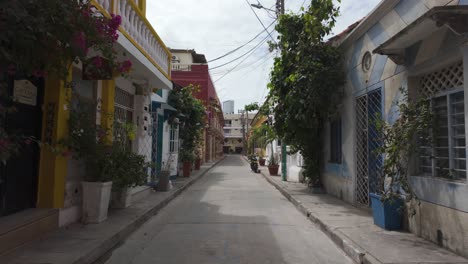 POV-Aufnahme-Entlang-Einer-Farbenfrohen-Straße-Im-Viertel-Getsemani-In-Cartagena