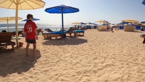 Touristen-Am-Malerischen-Strand-In-Marsa-Alam,-Ägypten---Weitwinkelaufnahme