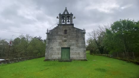 Kirche-San-Amaro-Das-Regadas,-Beade,-Ourense,-Galizien-Spanien---Touristenansicht