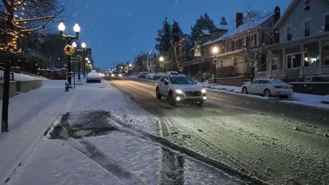 Ráfagas-De-Nieve-Cayendo-En-La-Calle-Principal-De-Una-Pequeña-Ciudad-Durante-La-Hora-Azul