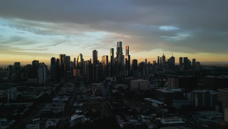 Una-Vista-De-Drones-Al-Atardecer-En-Melbourne,-Victoria,-Australia