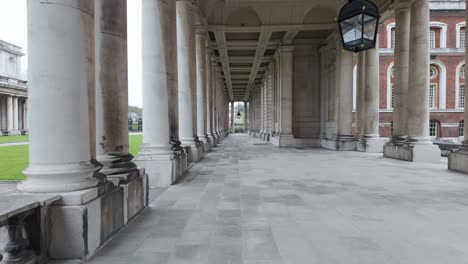 POV-Spaziergang-Entlang-Der-Kolonnade-Am-Old-Royal-Naval-College-In-Greenwich