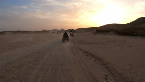 Aventura-En-Quad-Por-Las-Carreteras-Del-Desierto-De-Marsa-Alam-Al-Atardecer-En-Egipto