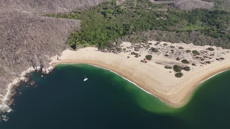 Cacaluta-Bay,-sprawling-untouched-beach-in-Huatulco,-Oaxaca