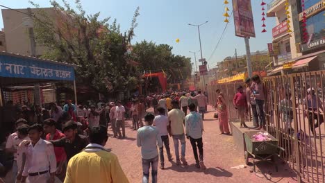 Toma-Pov,-Muchos-Hombres-Caminan-Hacia-El-Templo-Donde-Mucha-Gente-Está-Volando-Con-Gran-éxito-Y-Mucha-Gente-Lo-Está-Mirando