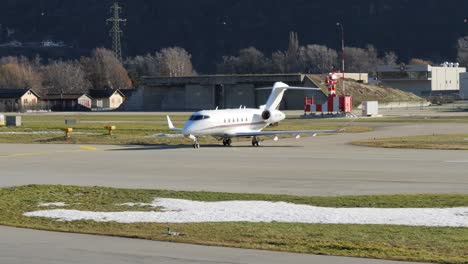 El-Jet-Privado-Challenger-350-Se-Alinea-En-La-Pista-Para-La-Salida